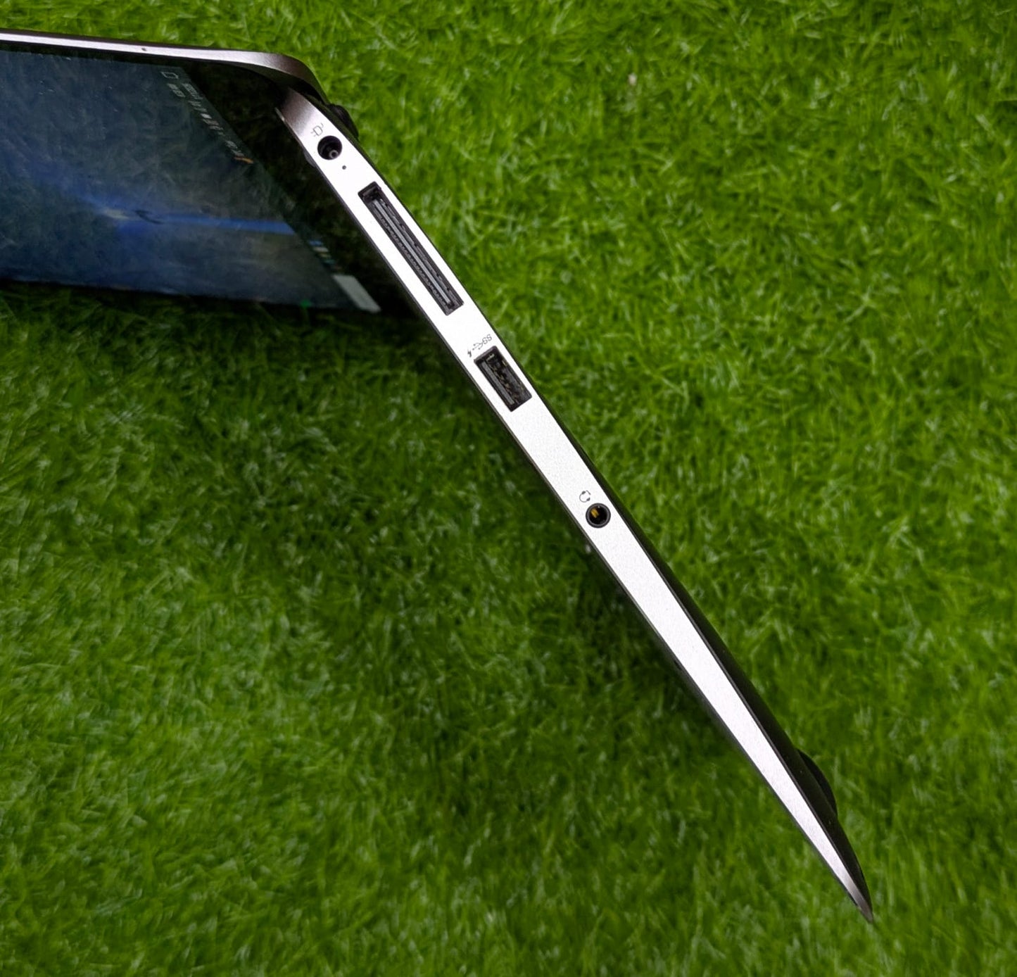 HP EliteBook 1030 G1 Core M5 6th Gen 8GB RAM 128 GB SSD