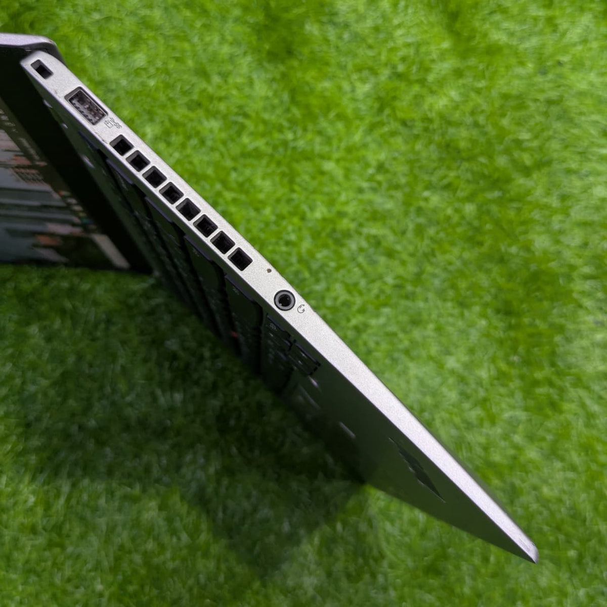 Lenovo ThinkPad X1 Carbon Core i7 8th Gen – 16GB RAM, 256GB SSD, 2K Display